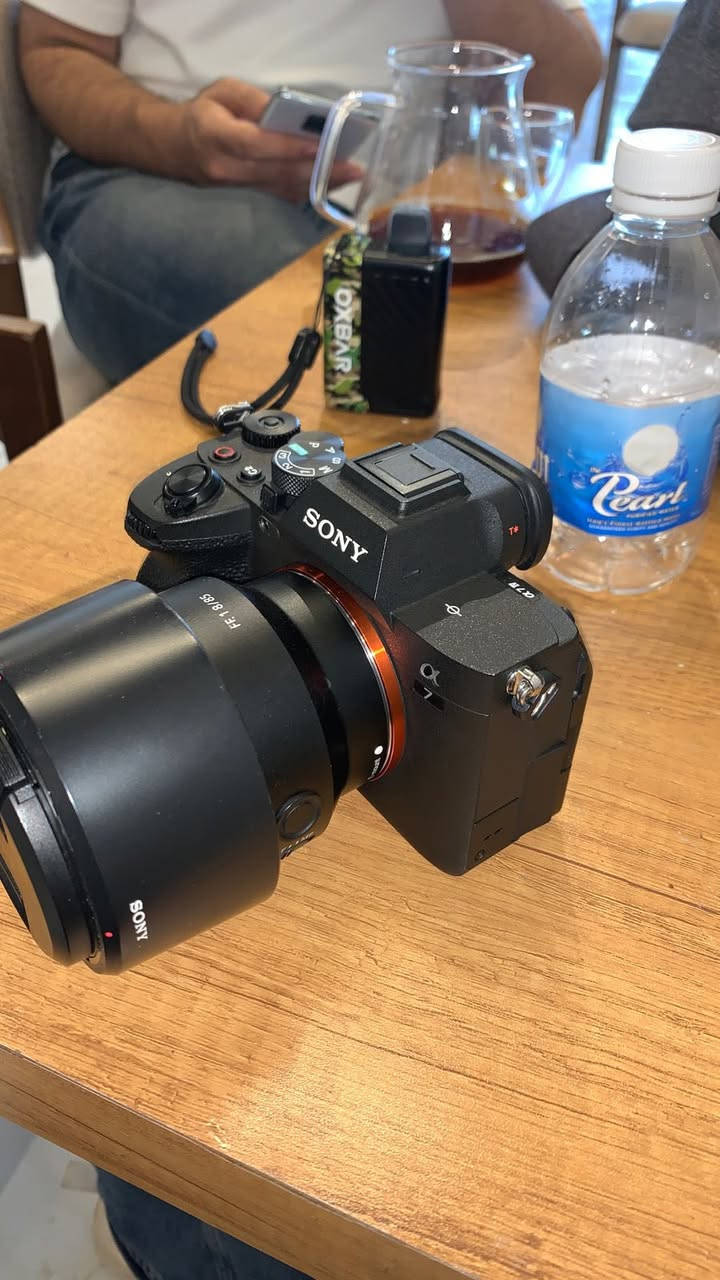 للبيع | وحش صناعة المحتوى والسينما Sony a7IV 📸🔥
لعشاق الفيكسيل والسينماتك، الكاميرا غنية عن التعريف وأقوى خيار للمصادر والـ Videographers اللي يبحثون عن جودة مظهر خرافية.
✨ أبرز المواصفات:
 تصوير بدقة 4K خرافية مع عمق ألوان 10-bit لتلوين احترافي ومرونة عالية بالـ Grading.
 فوكس ذكي وسريع جداً (Eye AF) يضمن لقطتك ما تضيع أبداً.
 سينسور بدقة 33 ميجابكسل يجمع بين احترافية الفيديو وقوة الفوتوغراف.
📌 حالة الكاميرا:
 نظيفة جداً وبحالة ممتازة (نفس اللي بالصورة ⁠image.png⁠).
 الشتر الحالي: k4
المكان كربلاء
سعرها مليونين 300
تواصل خاص


**إذا كنت صاحب هذا الإعلان وتريد حذفه لأي سبب، رجاءا أرسل رسالة إلى الدعم الفني**