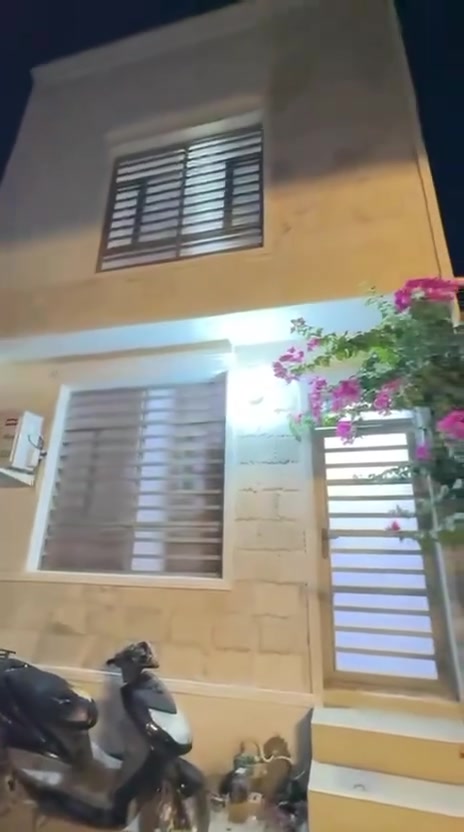 بيت للبيع مساحه ٥٠ متر بناء حديث درجه أولى يحتوي على مدخلين صاله ومطبخ معزول وخدمات ومنور والطابق الثاني غرفتين نوم والطابق الثالث بيتونه وسطح موقعه حلو الحريه زراعي شاكر العاني بالمربع بظهر أسواق نمبر وان قريب على شارع ١٥ التبليط للأتصال.  ***********
