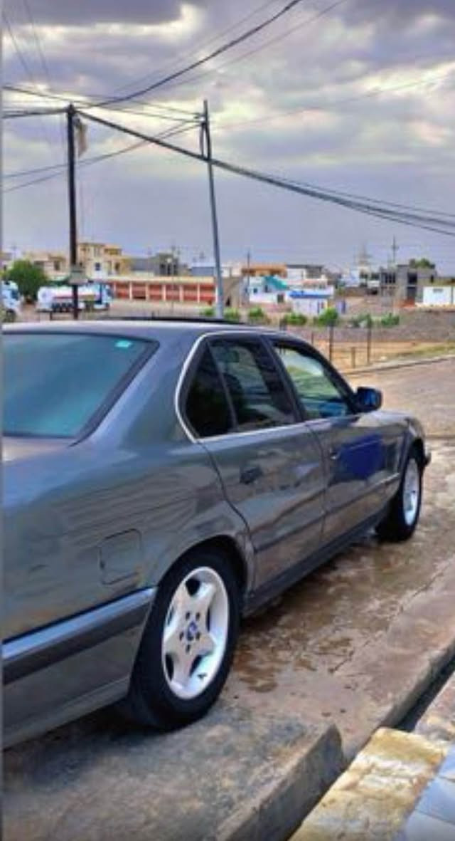 سلاو هاورئيان ئه و سه ياره مان هه يه بو فروشتن سه ياره مو دئل ٩٢دويه سه ياره كه نمونه يه له جوني ٥٢٠گئر عاديه زور زور جوانه فوله به س گئر عاديه سه ياره كه ئارمه ئه وه لياتي له گه له سه ياره كه دينار مه سره في نيه هه مو شتيم گوريه يك روبح مه سره في نيه 
***********
 *********** أربيل, العراق
