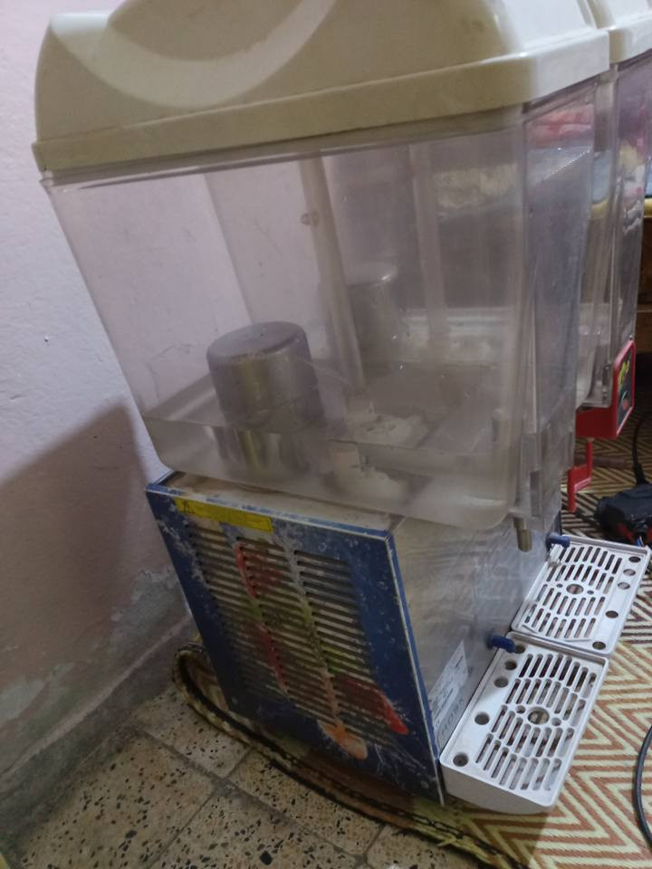 السلام عليكم متاح مكينه شربت نوع هوسك تركي ام الحوضين تبريدها شرط فول بس ناقصها ربط الشلال  موجود الشلال مالها بس ما مربوط للاتصال ***********
