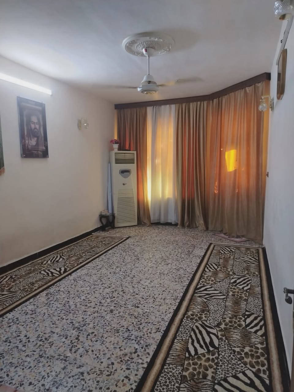 السلام عليكم دار طابقين  للبيع المساحة ١٥٠م طابو صرف الطابق الاول يتكون من استقبلال ومطبخ وصالة وغرفة نوم وحمام الطابق الثاني يتكون من صالة وحمام وغرف نوم عدد ٤ العنوان بغداد الشماعية حي الرحمة اخوان اني مكلف بالنشر للاستفسار الاتصال على صاحب الدار  *********** ابو علي
