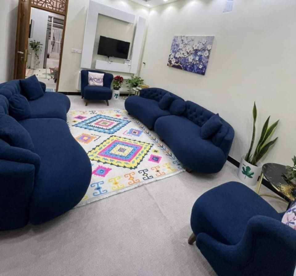 السلام عليكم
تخم للبيع  10 مقاعد جديد ونظيف 
السعر مليون وبي مجال للشراي الجاد 
للاستفسار اللتصال بالرقم  
***********
