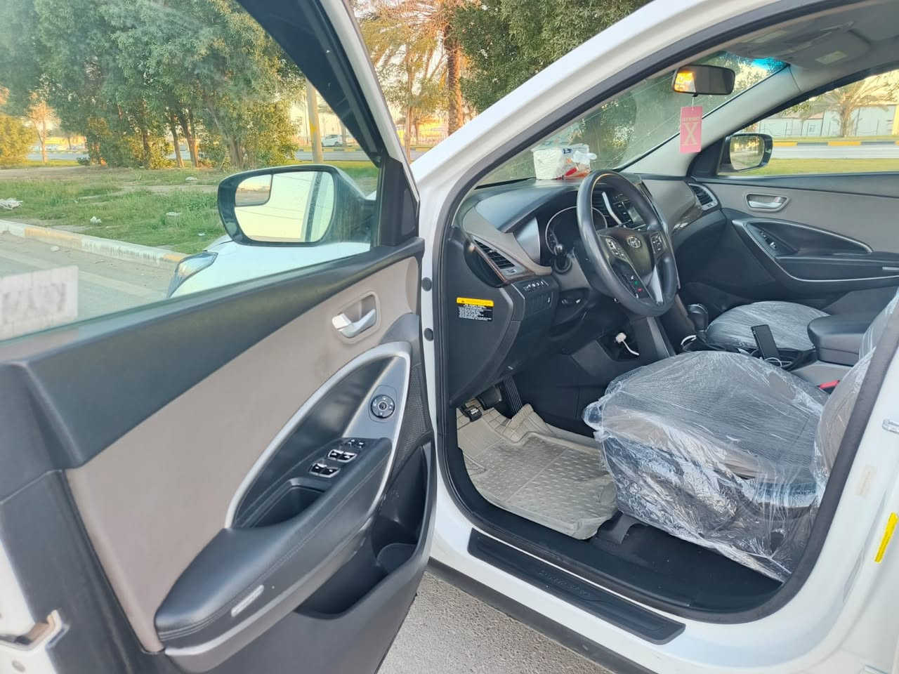 السلام عليكم سياره نوع سنتافي وارد امريكي موديل 2017  بيها بنيد وجاملغ ففط بس رش بدون داخل والباقي كفاله عامه كير مكينه حداديه كفاله عامه السياره جديده مال بيت موصفات تحكك استيرن جهتين كامره دوره حساسات السياره على وضع الشركه العنوان كربلاء السعر 143رقم الهاتف ***********
