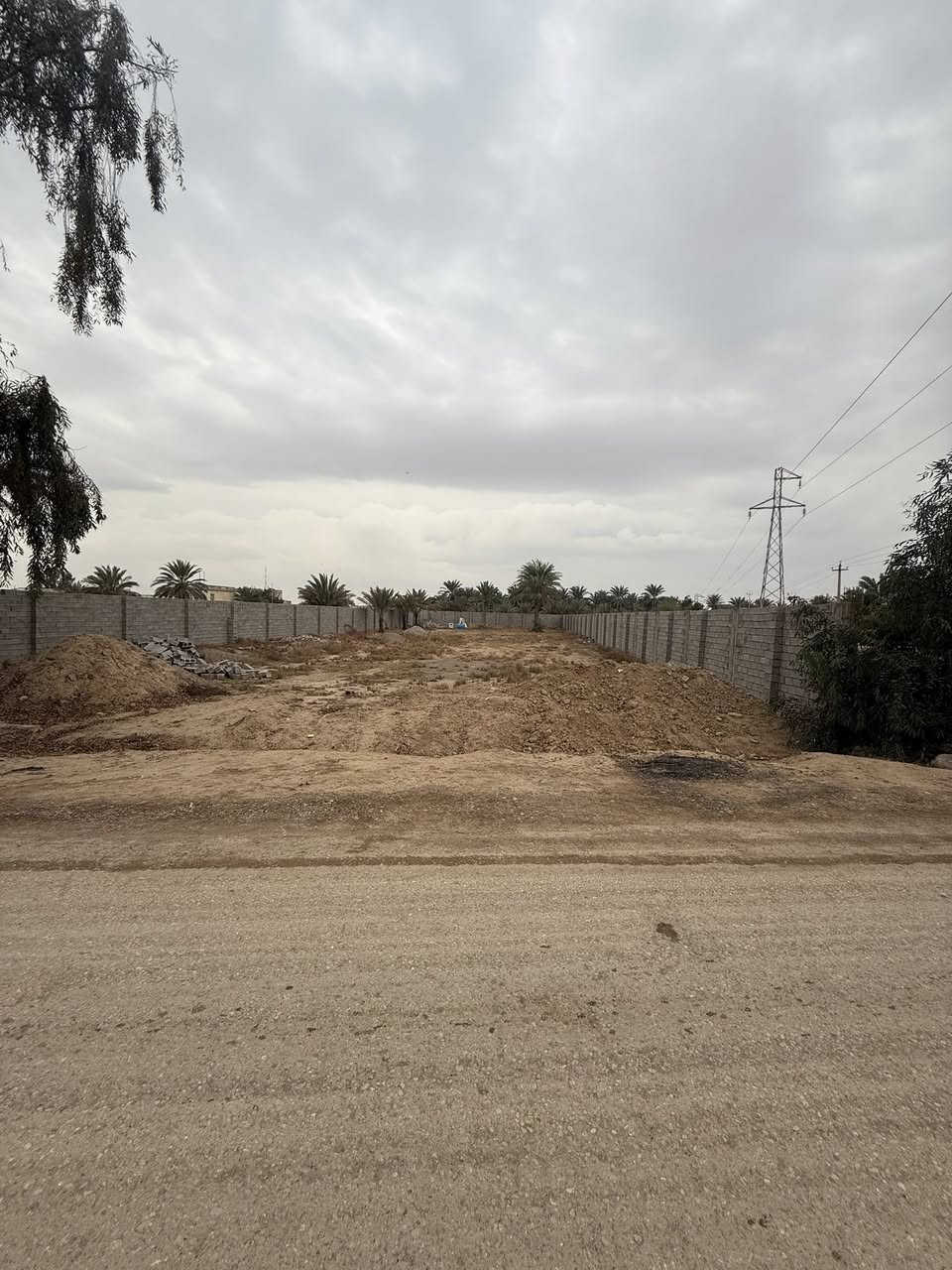 سلام عليكم يعلن مكتب العراق المركزي للوساطة العقارية عن توفر دونم للبيع بواجهة ٢٦ ونزال ٩٠ موقع دونم خلف مسبح جوهرة كنعان يبعد عن شارع العام ٢٥٠ متر دونم مسيج ببلوك ويتوفر بي جميع خدمات (ماء كهرباء تبليط ) سعر الدونم ١٦٠ وبي مجال للاستفسار الاتصال على الرقم التالي ***********
