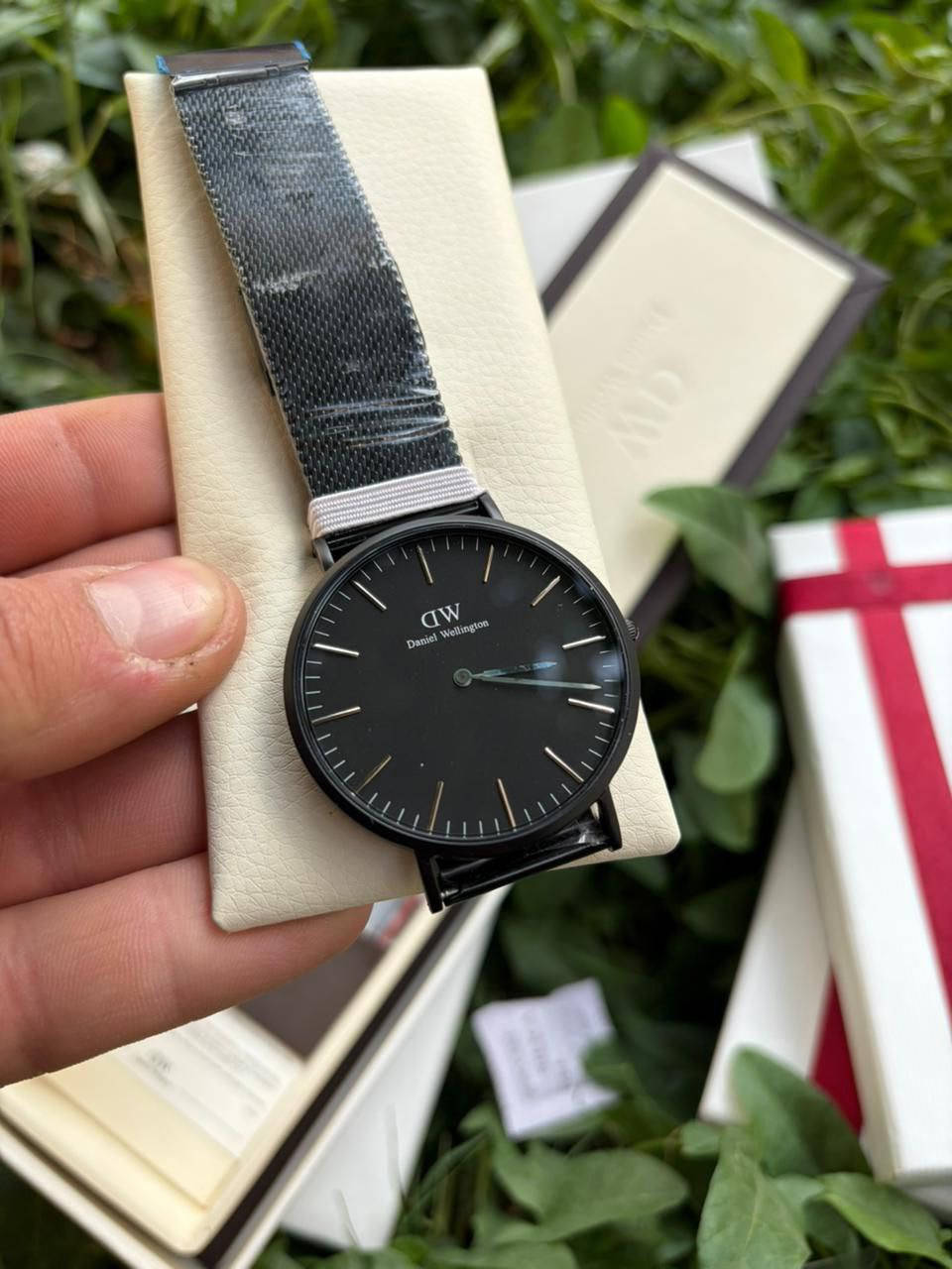 دانيال ولينغتون كلاسيك شيفيلد (Daniel Wellington Classic Sheffield)، وهي تتميز بتصميم كلاسيكي بسيط يجمع بين الأناقة العصرية واللمسات التقليدية. 
Watch Connection
Watch Connection
تأتي بموديلات مختلفة يناسب الرسمي والكاجول
المكينة مايوتا الياباني الاصفر 
السعر 39 الف فقط 
مع العلم رتيل الساعه 200$


**إذا كنت صاحب هذا الإعلان وتريد حذفه لأي سبب، رجاءا أرسل رسالة إلى الدعم الفني**