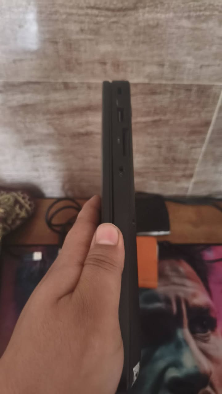 جهاز متين وقوي مناسب للأعمال والالعاب المتوسطة والبرامج الهندسية 
المواصفات:
المعالج: Intel Core i7-6600U (جيل سادس فئة قوية).
الذاكرة (RAM): سعة 8GB (تضمن سرعة في فتح المتصفحات والتطبيقات).
الهارد (SSD): سعة 256GB (تشغيل النظام والبرامج بلمح البصر).
كرت الشاشة (GPU): كرت بسعة 2GB (يساعد في تشغيل بعض الألعاب وبرامج التصميم).
الشاشة: 14 بوصة بوضوح عالي
الجهاز بحاله ممتازه (نظيف جدا) ومفحوص بالكامل حالة البطارية ممتازه 
تصميم نحيف وخفيف الوزن وسهل التنقل
كيبورد سهل الطباعه بس مشكلته ما معرب 

السعر المطلوب: 370 قابل للتفاوض 

جهاز قوي بهاي الفئه السعريه اني عن نفسي مجرب بي العاب مثل ماينكرافت (60)فريم ثابت 
motor town (30) 
دارك هورس (45) ثابت
 يعني بأختصار مقبول للالعاب
 بس كاستخدام للعمل أو دراسه لا كافي ووافي ماتحصل هيج مواصفات بهيج سعر

شاحنة مالته الاصليه موجوده

ويا هدية (كيبورد وماوس RGB)+وماوس باد

تواصل:*********** اتصال

+989304011309 واتساب

ملاحظه: الجهاز مشتريه من إيران چان بي hdd فتحته بدلت ssd m.2 هاذ سبب الفتح
