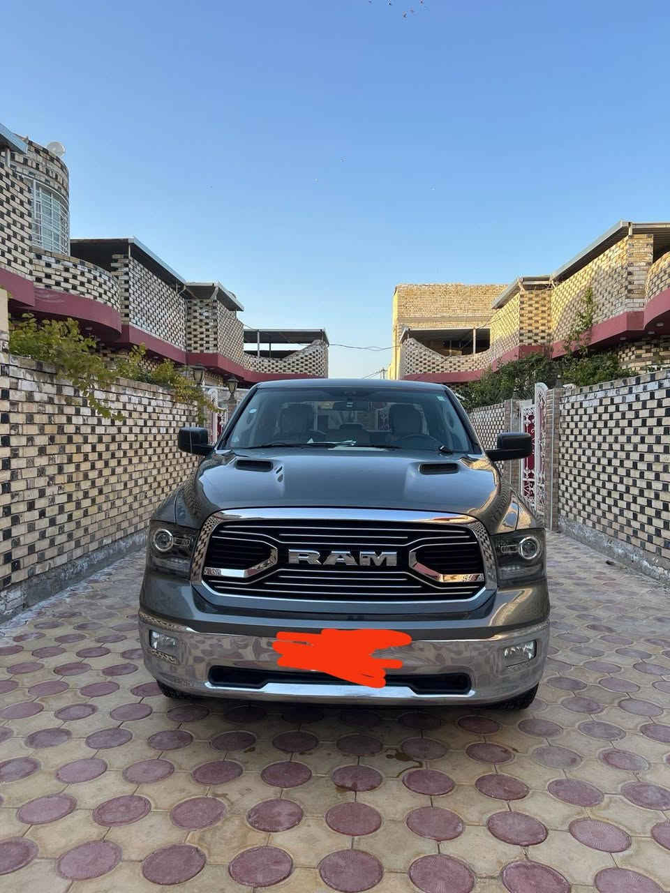 السلام عليكم
مكان السيارة نجف الاشرف 
دوج رام كلاسك 1500
باب قصير موديل 2024

رقم بغداد شهداء 

مكينة 6 سلندر
تو ويل فور ويل 
السياره كلها نيكل دعامات 
ويل كب نيكل 

الدوسات  نيكل

 شباج الامامي نيكل 

كشنات جلد بيجي 
كير ماوس 
شاشه صغيره 
تايرات جديد مال شريكه

السعر 185 مع المجال 

للاستفسار على الرقم 
      ***********
