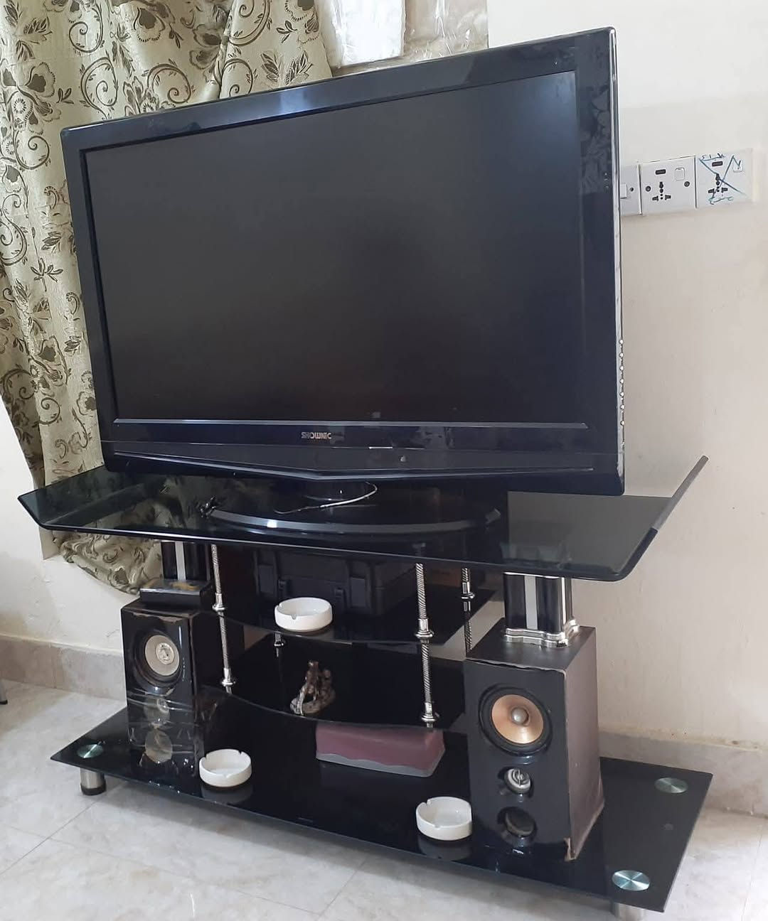 سلام عليكم عندي بلازمه عدد 2 
 حجم 32 نوعيته LG السعر 75 ع الفحص 
حجم 42 نوعيته SHOWNIC السعر 100 ع الفحص
 ثلاجه حجم الجبير ğrçelik نظيفه كلشي مابيه ع الفحص 
بيع مستعجل 
العنوان العامريه شارع مول العامريه 
الرقم الهاتف ***********
