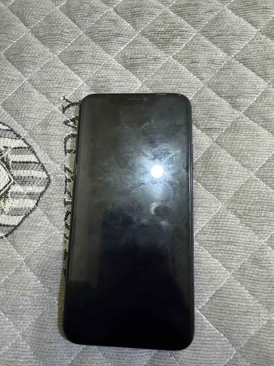 آيفون ١١ برو ماكس 
ذاكره ٢٥٦ 
يرادله شاشه 
وكامرة خلفية تشتغل بي بيه رجه 
جهاز شغال 
بطارية ٩٢ 
سعر ٢٤٠ 
مكاني بغداد دورة 
***********
