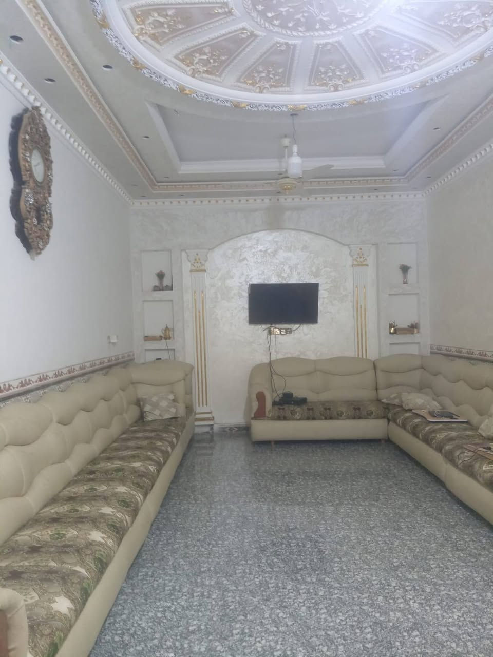 بيت للبيع ع شارع 40 قريب عن ماركت الهدهد
المساحة 300 م
الوجه 12.5م
النزال 25 م
يتكون البيت من غرفتين وصاله ومطبخ وديوانيه كامل من كل شي 
للاستفسار أكثر زيارة مكتبنا مكتب العبد 
شارع 40 مجاور مرطبات ادريم 
أو الاتصال...***********
