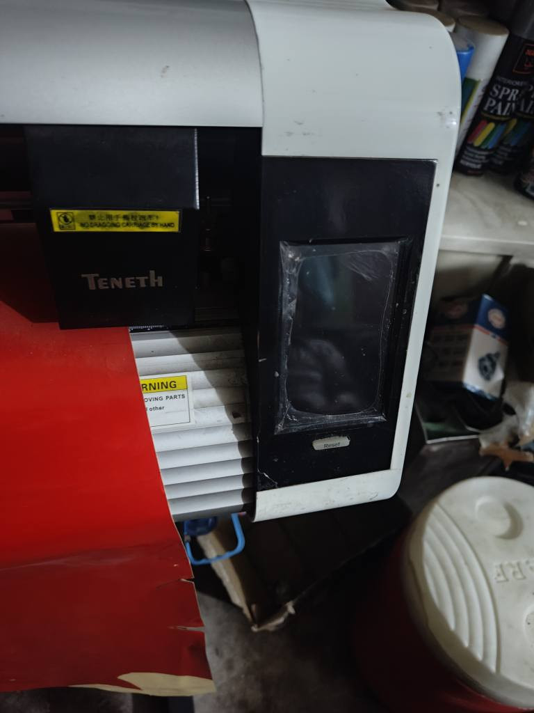 كتر بلوتر شغال وجديد مابي اي عطل 
قياس الكتر بلوتر 133سانتيم 
يعمل في مجال الطباعة الاستيكرات والعبارات والوشومات كافة 
ويعمل على الفينيل 
والفسفور 
الوان مختلفة 
جميع انواع الفسفور 
الطابعة الكتر بلوتر جديدة ونظيفة 
مكاني كربلاء المقدسة 
***********
*********** كربلاء, العراق
