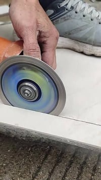 عامل سراميك اعرف كلشي لشغل السراميك وحتى كص اكص بس مو هل كد بل كص متفر...