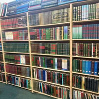 مكتبة تحتوي على 650 كتاب طبعات اصلية سعر الكتاب 3الاف دينار يوجد لدينا...