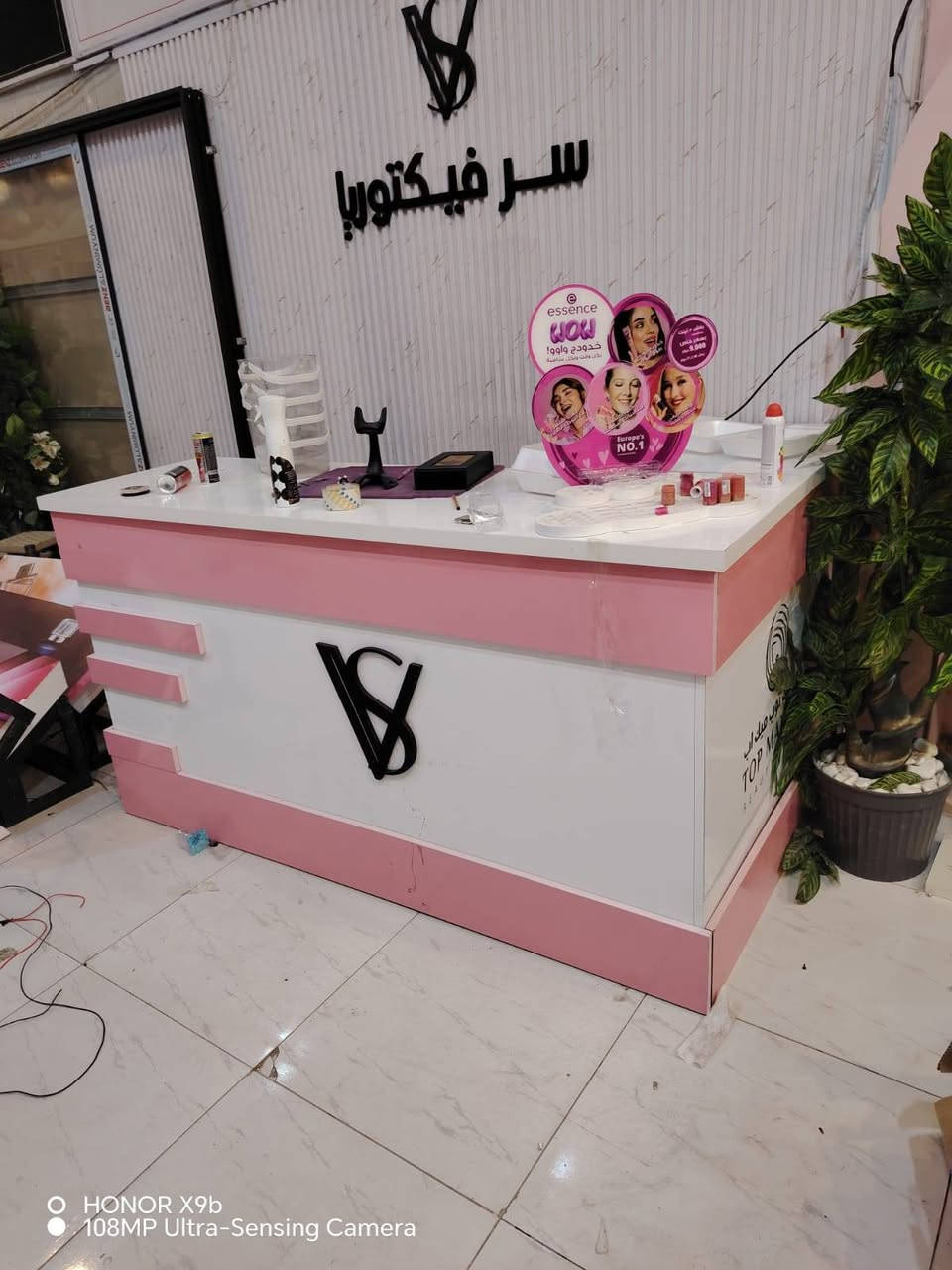 السلام عليكم للبيع رفوف خشب وحديد ديكورات كوزمتك اليريد اي قطعه او كلهن يخابر واتس ويدلل ***********
