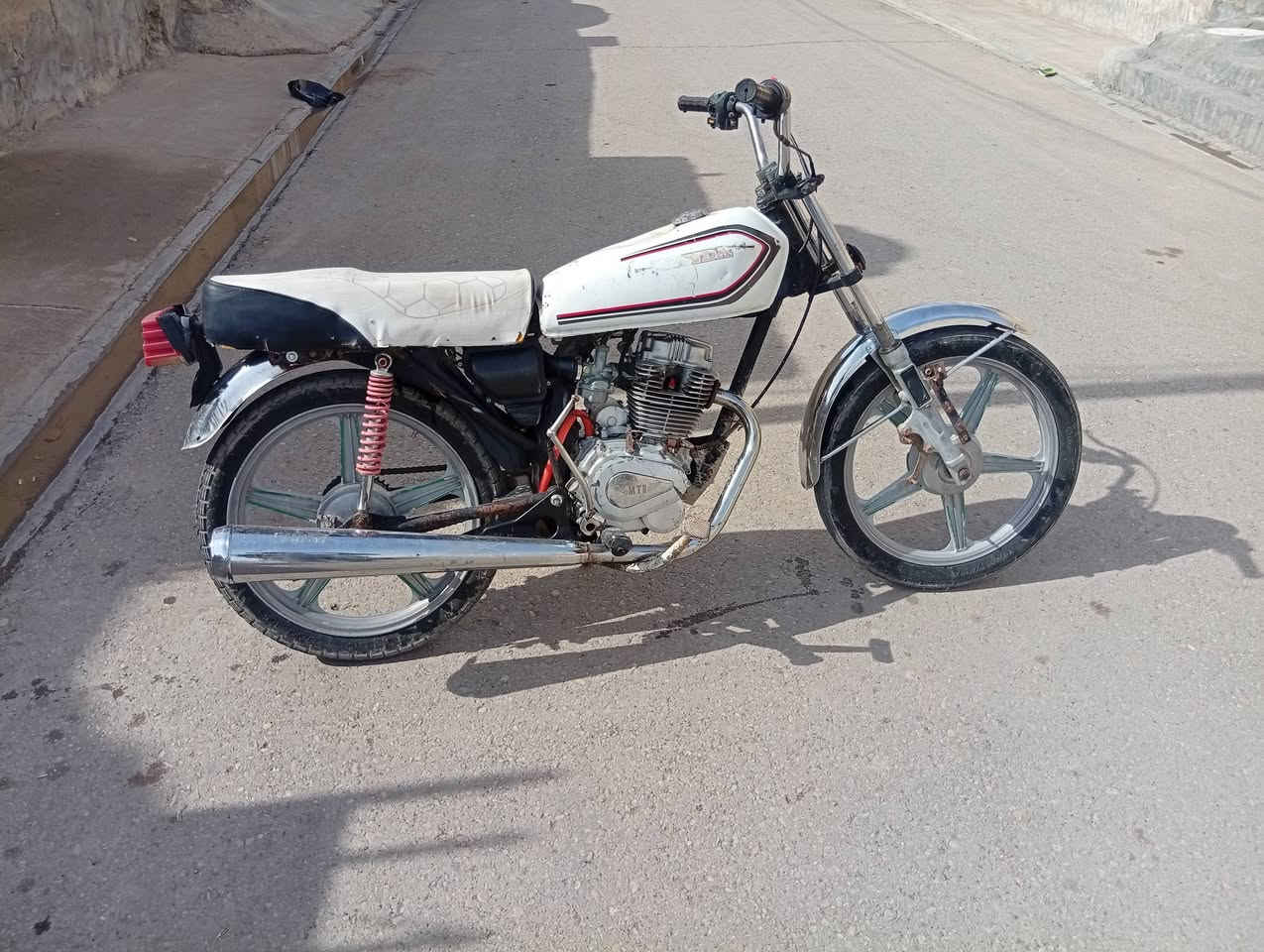 دراجه للبيع مكينه لا تنقيص ولا تبخير
كلك بدون اوراق  
المكان صويره 
السعر 175 وبيه مجال بصيط 
***********
