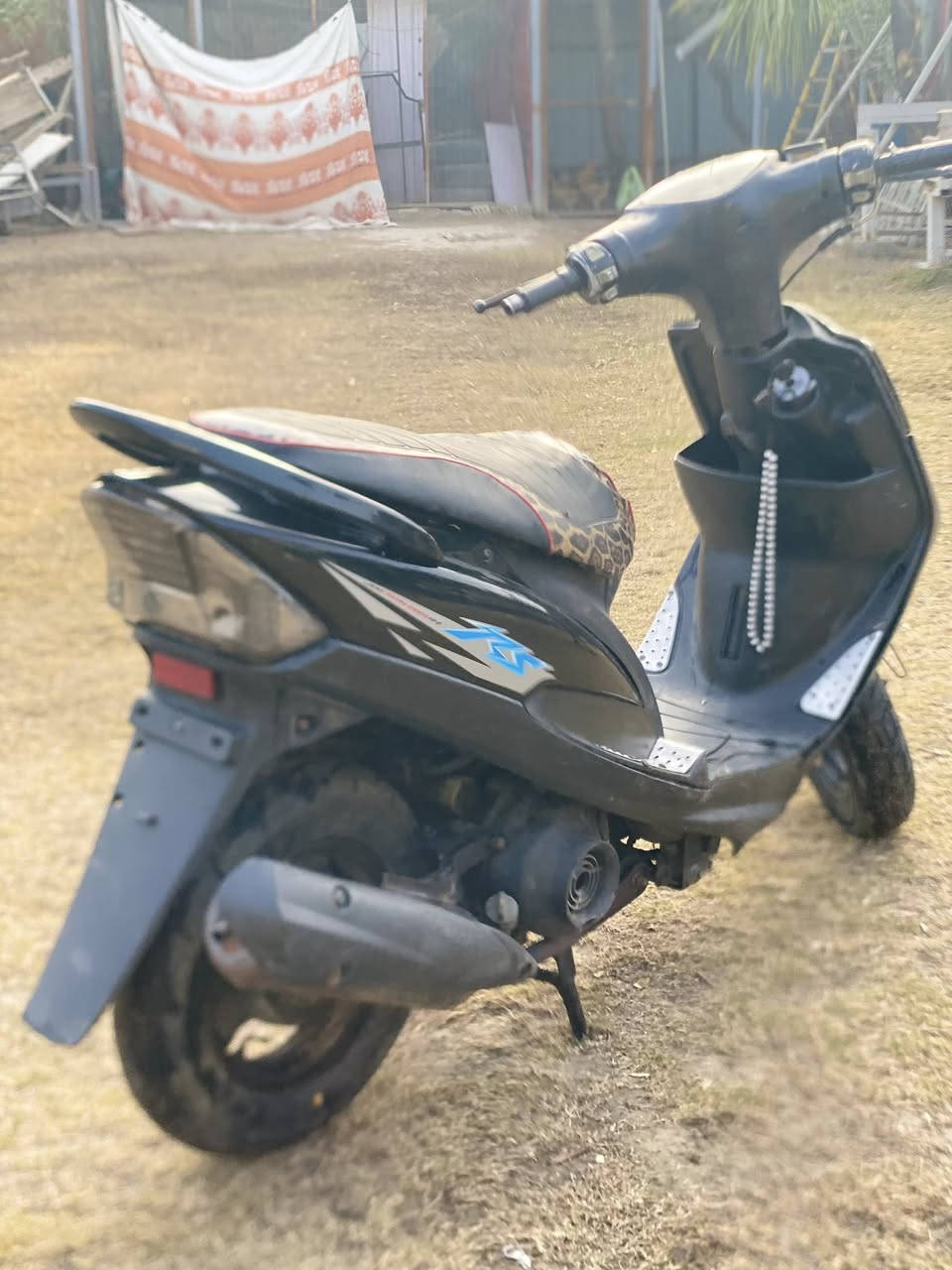 السلام عليكم دراجه للبيع ماكس عدله شغاله مابيها اي نقص  السعر ٤٥٠ الف وبيها مجال حك الجيه عنواني البلديات رقم الهاتف ***********
