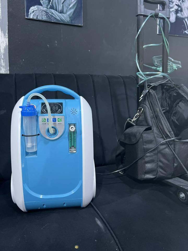 للبيع: جهاز مولد أوكسجين متنقل بملحقاته الكاملة 📦
للراغبين في اقتناء جهاز أوكسجين عملي وموثوق 5لتر، متاح الآن جهاز (توليد أوكسجين) بمواصفات ممتازة:

📦 المرفقات: (جهاز الأوكسجين + حقيبة التنقل + الشاحن الأصلي + وصلة ولاعة السيارة).

✨ الاستخدام: الجهاز مفتوح فقط غير مستعمل 

🚗 ميزة إضافية: الجهاز يعمل بكفاءة عالية داخل السيارة عبر الوصلة المرفقة، مما يجعله الخيار الأول للسفر والرحلات العلاجية.

السعر: [450.000] (قابل للتفاوض البسيط للجادين).

المكان: [النجف الاشرف].

للتواصل: [***********]
