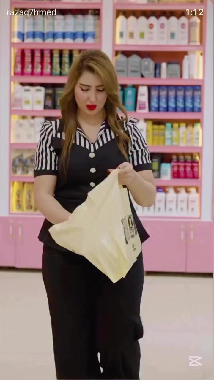 ✨ صبغ شعر بيلا ستايل… لون فخم + عناية متكاملة ✨
ودّعي تلف الشعر مع الصبغات العادية!
صبغ بيلا ستايل يقدّم لكِ لون ثابت ولمعة جذابة مع حماية متقدمة للشعر 💛

🌟 بتقنية كولاجين بليكس الذهب
تغذي الشعر أثناء الصبغ وتقلل الضرر وتمنحك نعومة ولمعان واضح

🎨 متوفر بنوعين:
✔️ تيوب – 45 لون مختلف يناسب كل الأذواق
✔️ كت – 35 لون جاهز وسهل الاستخدام بالبيت

💆‍♀️ المميزات:
✨ تغطية مثالية للشيب
✨ ألوان ثابتة تدوم لفترة أطول
✨ يحافظ على صحة الشعر ويقلل التقصف
✨ يعطيك نتيجة صالون وأنتِ بالبيت

📍 متوفر الآن
اختاري لونك وخلّي شعرك يحكي عن جمالك ✨

#بيلا_ستايل #صبغ_شعر #عناية_بالشعر #ألوان_شعر #كولاجين_بليك
للاستفسار👇والحجز
***********
