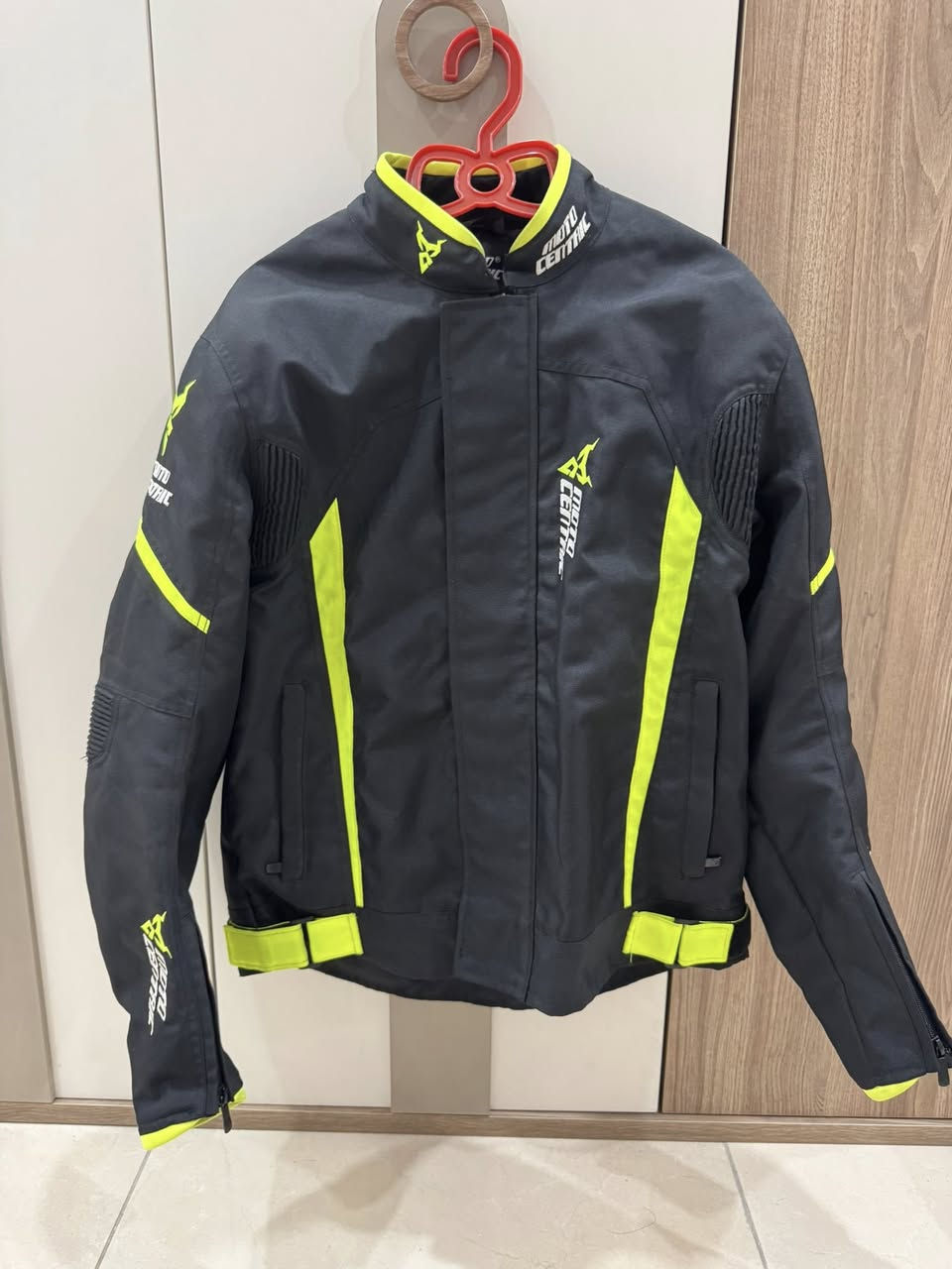 سلام عليكم جاكيت سيفتي جديد  قياس L  بي بطانه شتويه ميطبلك هوه فول كسارات مكاني بغداد توصيل موجود خاص او ***********
