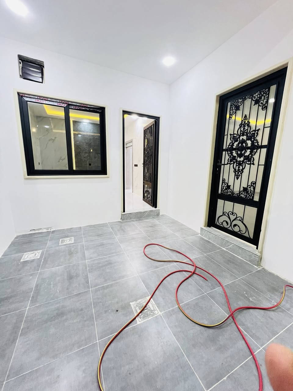 دار للبيع في حي الملايين الاولى مساحة 120 م واجهة 9 الطابق الاول / غرفة نوم + هول + استقبال + مطبخ + صحيات
الطابق الثاني / ثلاث غرف نوم + هول + صحيات + بيتونة
نظام البيت / دكتات + كاميرات + سبالت 
جنس الارض زراعي بستان ملك صرف 
للاستفسار / ***********
