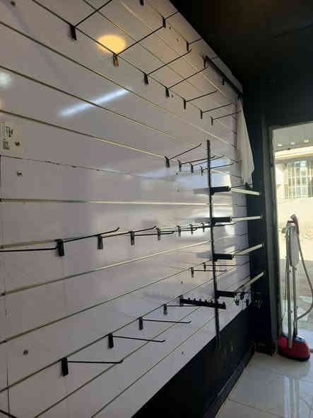 غراض محل للبيع إستخدام قليل جدا 

تعلاكة شالات وربطات عدد مفتوح 

تعلاكة ملابس داخلية عدد مفتوح 

استاند شالات وربطات كامل 

للاتصال ***********
