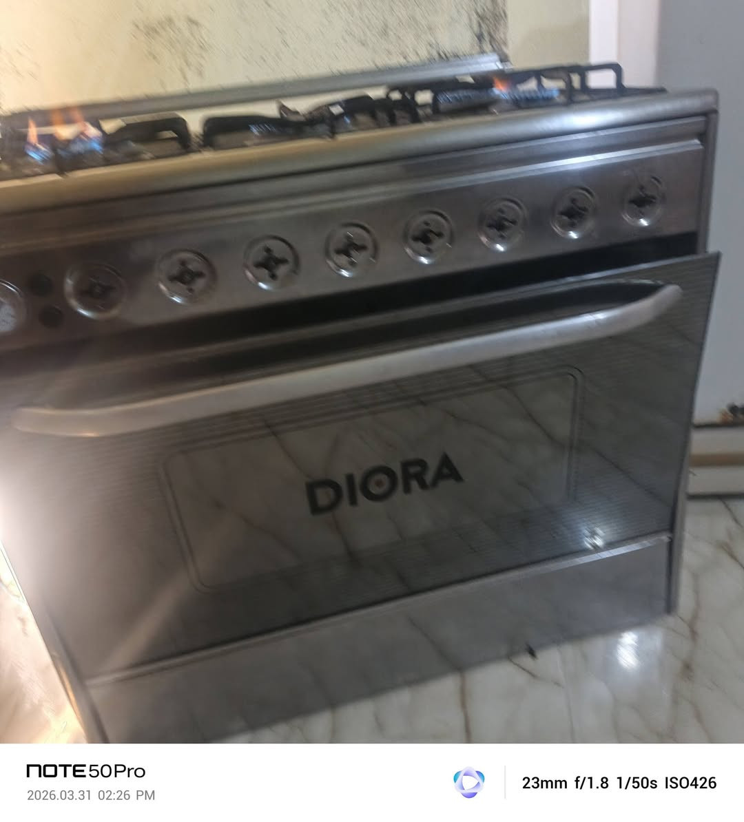 طباخ للبيع بس باب لفرن مينسد يرادله لاستيكه 5 عيون شغال كلهن وفرن هم يشتغل سعر 100الف  رقم تلفون ‏‪***********‬‏
