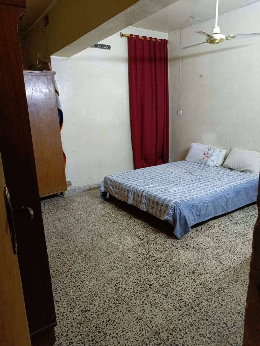 بيت للبيع طابو صرف في الزعفرانية نهاية شارع المعهد محلة #٩٧٠ قرب جامع وحسينية الصادق الامين طابقين الاول بيت معزول يحتوي على خمس غرف و استقبال ومطبخ ومجمع صحيات والثاني شقتين معزولات كل شقة تحتوي على مطبخ وهول وغرفة ومجمع صحيات يعني صاير ٣ بيوت المساحة #٢١٦م ينفع استثمار تاخذة و تاجرة ٣ بيوت وينفع للعائلة الكبيرة للأستفسار الاتصال ***********واتساب 
@الجميع
