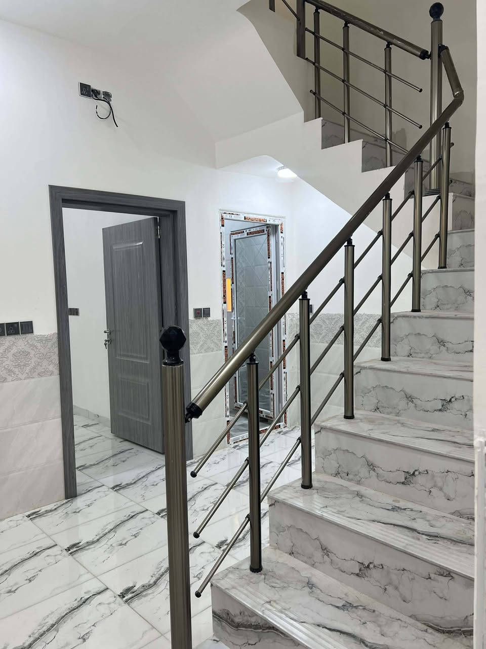 🏠 بيت للبيع في كربلاء
📍 الموقع: حي موسى الكاظم، قرب فندق البارون
📐 المساحة: 50 متر
📄 السند: سند زراعي 25 + قرار محكمة
👷‍♂️ البناء: حديث، درجة أولى
🛏 التفاصيل:

3 غرف نوم

شارع بعرض 8 متر

كافة الخدمات متوفرة (ماء، كهرباء، مجاري، تبليط)

💰 السعر:95مليون (قابل للتفاوض)# يبعد عن شارع البارون 350 متر للتفاصيل أكثر الاتصال على الرقم *********** متواجد واتساب
