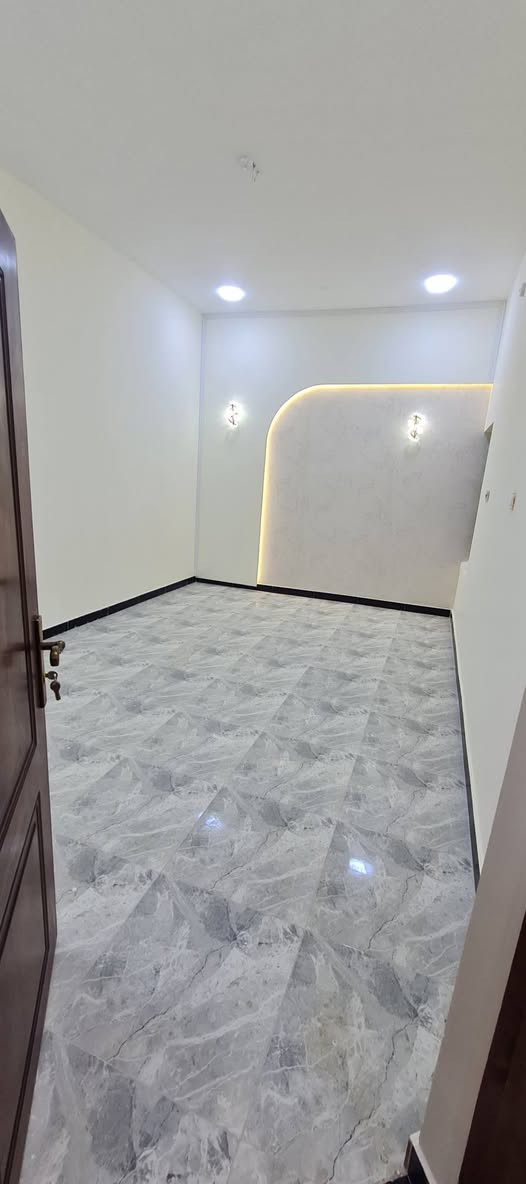 يعلن
🏠🏠مكتب عقارات نخيل البصره 🏠🏠

دار  للبيع المساحة ١٤٤   متر في
شط العرب _الجزيرة
   شارع زين العابدين 
يبعد عن الشارع العام ٦٠٠م 

متوفرة 
كافة الخدمات ماء كهرباء تبليط مجاري اناره  

يحتوي

٢غرفة _ديوانية _صاله _مطبخ _صحيات خارجيه داخليه 

السعر ٩٠ مليون

بناء جديد 2025

جنس العقار طابو ملك صرف زراعي 
المالك عراقي بأسم المكتب 

للإستفسار
***********
