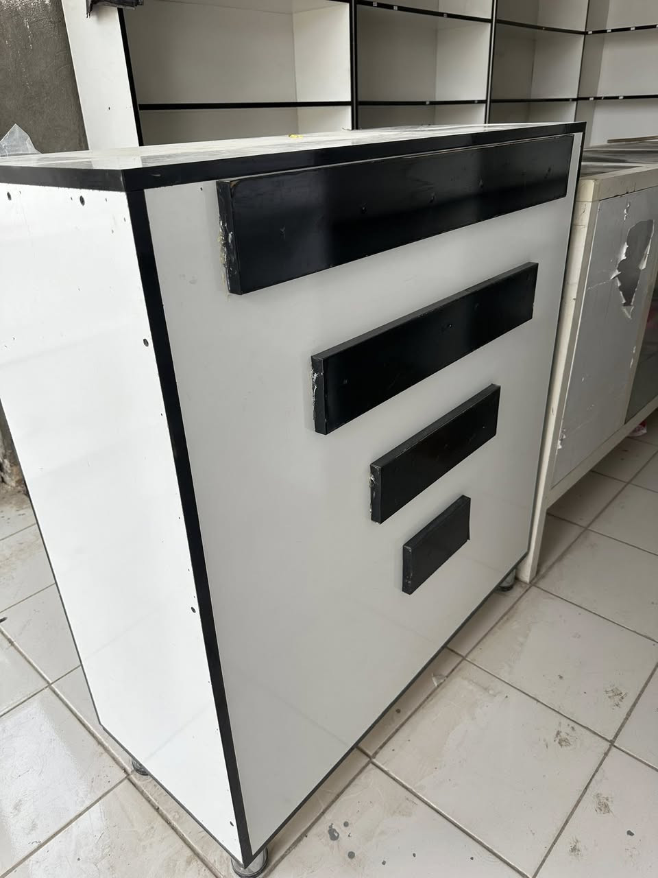 فاترينات عدد10 للبيع الطول 2.5 العرض متر العمق 30 +ميز عدد 2اي استفسار اتصل ‭٠٧٨٩ ٢٤١ ٧٦٧٧‬
