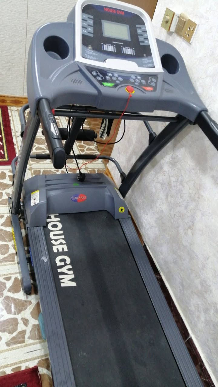 *جهاز جري عادي وجبلي يتحمل وزن١٨٠
* جديد مستخدم قليل 

*يحتوي على جهاز هزاز للبطن والأرداف

*سرعة الجهاز 160

*مفتاح الأمان والتشغيل

*شاشة تحتوي على:

*الوقت

*المسافة المقطوعة

*السعرات المحروقة

*تحديد الجهد ونبضات القلب

*السرعة

*الاواكس mp3

السعر ٣٥٠ وبيه مجال للطيبين

للاستفسار التواصل على الرقم ***********
