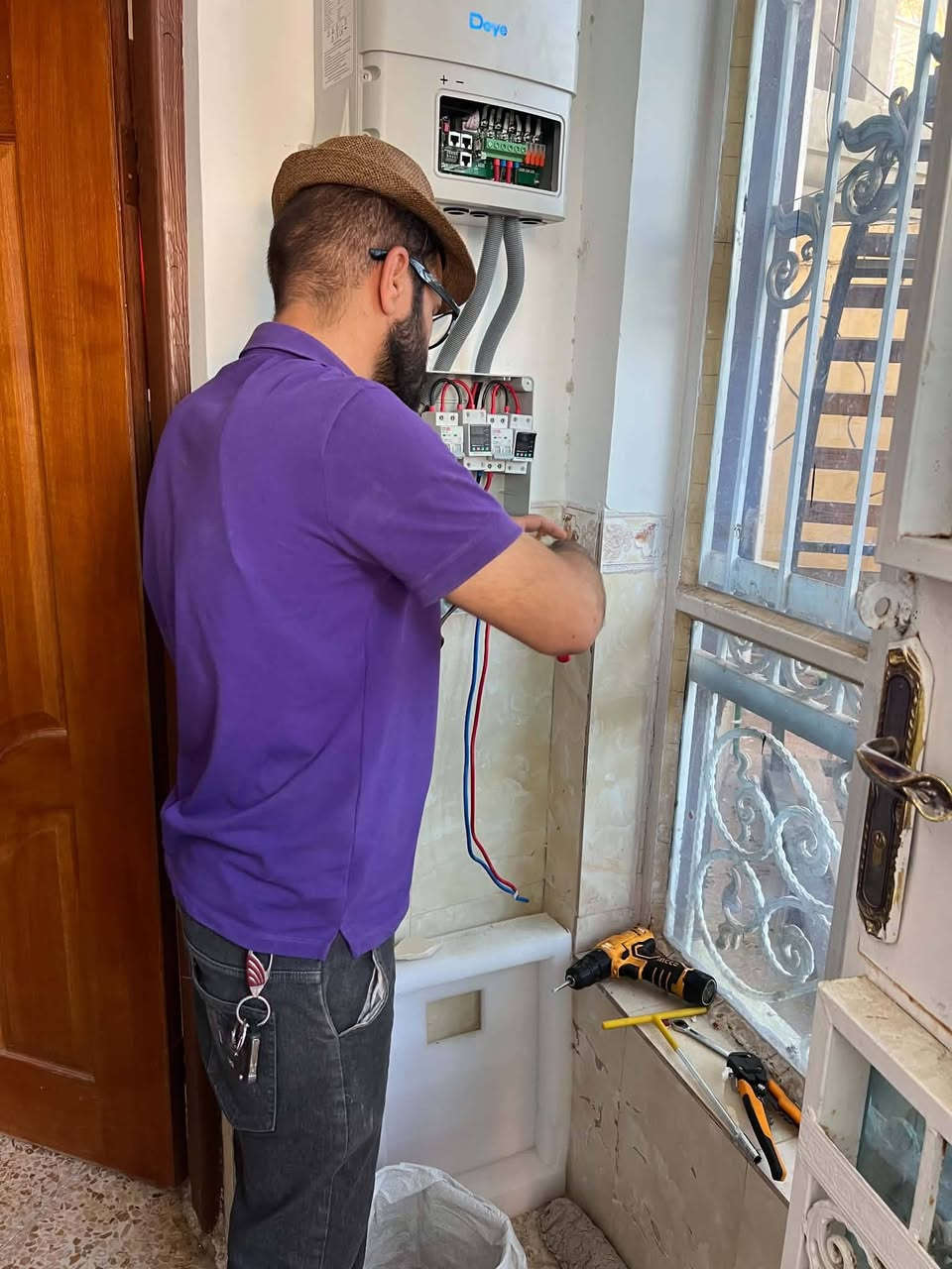 💯 بيت اخر يودع المولده
⚜️ مشروع جديد يضاف إلى سجل نجاحاتنا في مجال الطاقة الشمسية ⚜️
تم بحمد الله تجهيز وتنصيب منظومة طاقة شمسية متكاملة بمواصفات عالية الجودة لتحقيق أفضل أداء واعتمادية على مدار الساعة.

🔹   ألواح  LONGi X10 الأصلية
🔹 انفيرتر 6KW Deye  عالي الكفاءة
 🔹 بطارية ليثيوم Deye 12KW
 🔹 تشغيل نهاري يصل إلى 15 أمبير
🔹 تشغيل ليلي يصل إلى 12 أمبير
🔹 إنتاجية ممتازة وشحن مستقر
 🔹 تصميم احترافي يضمن أعلى استفادة من الطاقة الشمسية
 🔹 تقليل الاعتماد على المولدات والكهرباء الوطنية بشكل كبير
☀️ لأن راحتك تستحق الأفضل، نوفر لك حلولاً متكاملة تعتمد على أحدث التقنيات العالمية، مع تنفيذ احترافي ومواد أصلية وكفالة حقيقية.

نحن لا نبيع منظومات فقط... بل نوفر ثقه و ضمان. وراحة واستقراراً لسنوات قادمة.

📞 للاستفسار والحجز: ☎️ ***********
☎️ ***********
☎️ ***********
⭐ طاقة نظيفة • توفير مستمر • أداء موثوق ⭐
