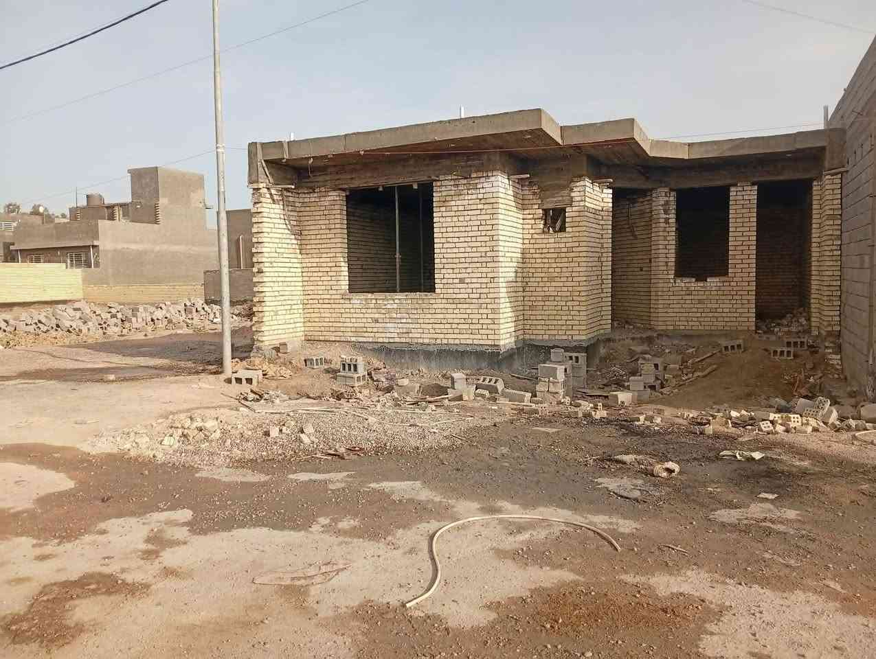 يالله
#هيكل للبيع
المساحه 200متر ( يحتوي على غرفتين ٤*٥  وصاله معزوله ٤*٥  ومجمع صحيات ومطبخ ٤*٥ واستقبال ٤ *٦ مع صحيات ضيوف مع كراح و حديقه صغيره ) 
الواجه 10متر
النزال 20 متر
طابو زراعي سند 25
* الخدمات.ماء+كهرباء+تبليط + اناره ليليه + المنطقه تحتوي من جهة اليمين ومن جهة اليسار  على بزل لسهولة تصريف مياه الامطار في الشتاء .
* البيت ارتفاعه عن التبليط عالي وارتفاع البيت ٣.٤٥ 
* اناره حديثه لد بروفايل مع سبورت لايت .

الموقع قرب معهد المسيب التقني و قريب على طريق حله بغداد . 
@الجميع 
الاستفسار الاتصال على الرقم ***********

