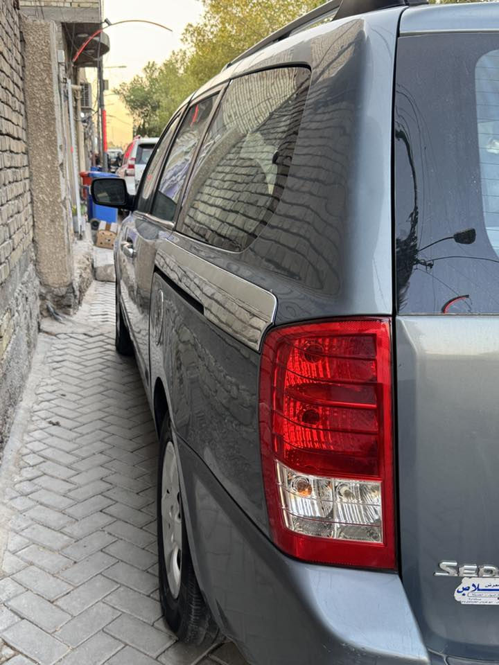 السلام عليكم 
سيدونا 2008 للبيع 
سيارة كير ومكينة جدد هسة شادهن سيارة حلوة مال بيت ما متعوبة غرفتها جديدة تبريد شغال ثلج سيارة رقم بغداد الدولي باسمي ابيع شرط التحويل السعر ب125 مكان السيارة بغداد للمعلومة السيارة مصبوغة حزام  ***********
