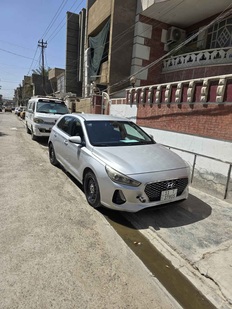 للبيع النترا gt 2018 كير عادي كير عادي
محرك ٢٠٠٠ بيها ٣ قطع صبغ
صور الحادث موجوده 
لالغد ولاشاصي 
بيها مكانات بارد بالجاملغ الخلفي والباب
شاشه كار بلي انرويد اوتو 
كير محرك تبريد كله جاهز
رقم بغداد باسمي 
سنويه جديده وهزه جديده
السعر 78 وبيها مجال
مكان السياره بغداد المشتل 
للاستفسار 
***********
