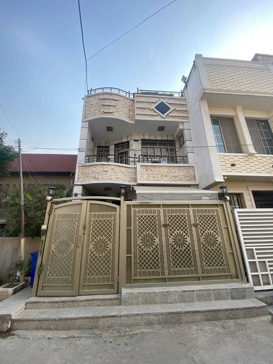 #بيت للبيع بناء حديث..........

المساحة 85متر....... الواجهة 5 متر
     مداخل عدد 2
الطابق الأرضي يحتوي على 
صالة استقبال ٫ مطبخين حار /بارد/ خدمات ديلوكس٫ هول 
الطابق الثاني يحتوي على 
غرف نوم عدد 2 ٫ خدمات ٫حولي 
طابق الثالث يحتوي على 
غرفة نوم ٫سطح
 
للاستفسار /***********
                  /***********
علماً ان جميع الغرف والصالة تحتوي على ديكورات حديثة
