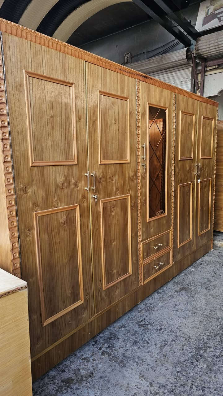 سلام عليكم معرض محمد طيب يرحب بكم 
يوجد قناصير 5 ابواب الرتفاع مترين وطول 3 متر
السمك 5 ملم تحشي قاطين اسفل ابلوك 
يوجد فصال الي اتريدو 
العنوان باب جديد قرب نادي الفتوة
رقم التواصل ***********
