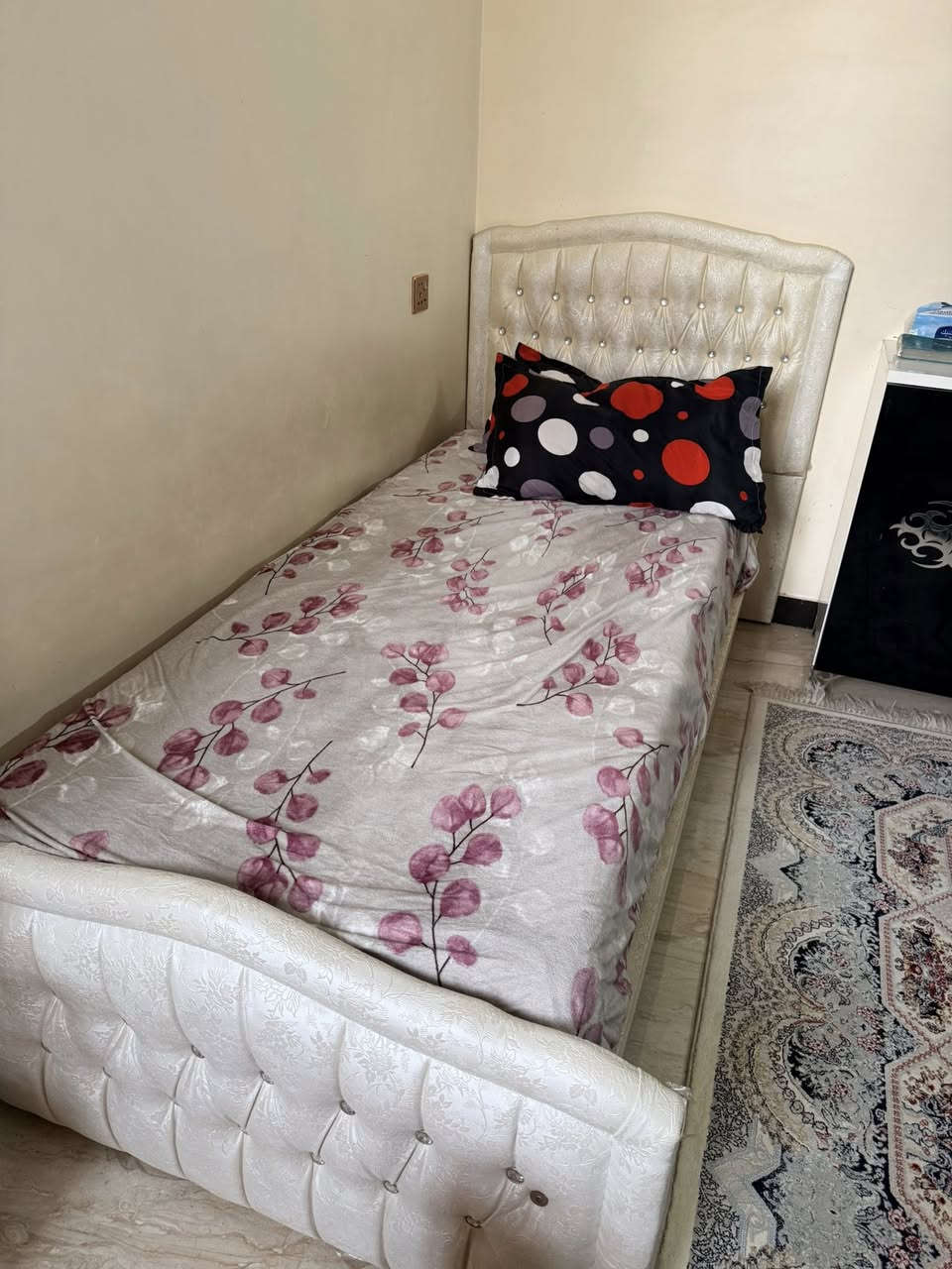 سرير للبيع
طول ٢١٠ وعرض ٢٠٠ سم

يعني طول مترين وعشره وعرض متر 

لون اوفوايت جلد مطبع وشذر  مع قاعده سرير منفصله السعر  ١١٠ وبيه مجال بسيط للشراي 

بغداد حي الجهاد 

+964 777 045 6877
