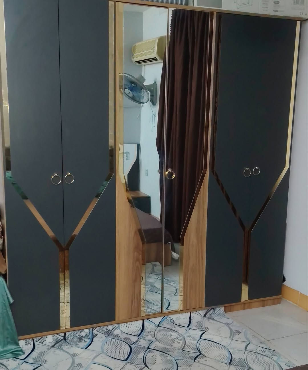 السلام عليكم 
غرفه نوم للبيع 5 قطع تركي
بيها ملاحضات بسيطه بس نظيفه كلش
مستخدمه أشهر السعر ٤٧٥
*********** واتساب
