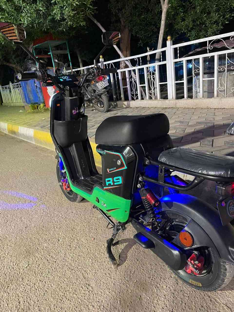 السلام عليكم 
دراجه R9
دراجه كلش نضيفه اي نقص مابيهه 
اربع سرع 
بيهه بك
اشاير لد 
تايرات جدد
5بطاريات بحاله ممتازه
مرايات اصليه 
بيه ستاند صفح وستاند تعليك 
بصمه ,وسويج
بلوتوث 
شاحنه اصليه 
بيهه دبل اشلره 
مدخل شحن يو اسبي 
دبلاتهه شغاله طسه ناعمه 
 العنوان بغداد الامين الثانيه 
425بيه مجال حك الجيه 
***********
