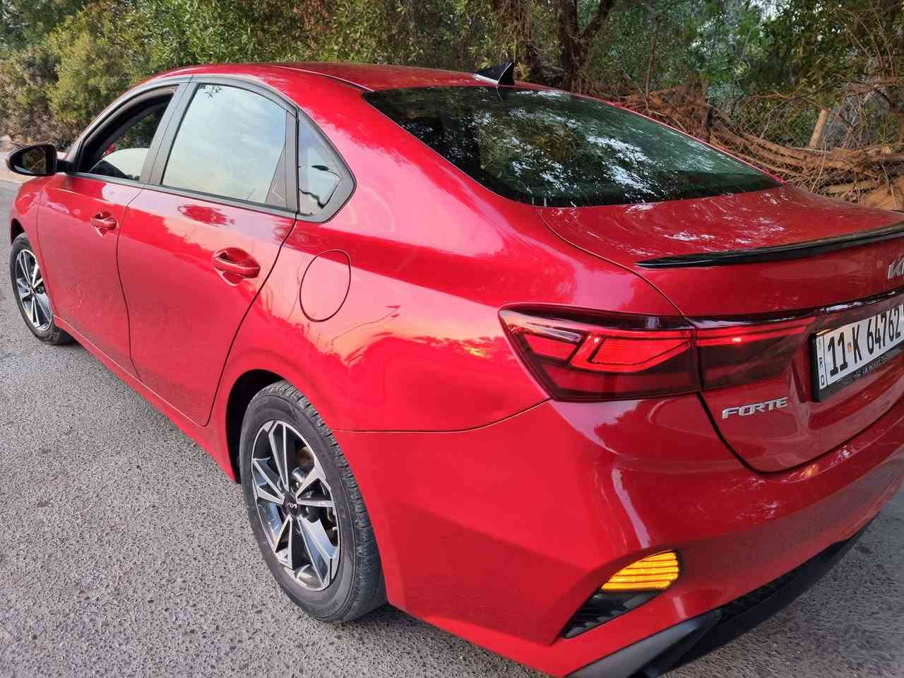 السلام عليكم...
كيا فورتي 2023 لون احمر رقم بغداد ماشية 37 الف ميل 
 بيها جاملغ امبدل نفس اللون وحافة البنيد مصبوغة لغد ايسر مصلح 
بارد خفيف بالجاملغ الخلفي والقمارة بيها كم رصعة 
-- مواصفات Lx 
  .السيارة نص مواصفات 
محرك 2000 دوش / شاشة ايباد تدعم مار بلي / رادار امامي  / أنظمة قيادة متعدده / تحديد مسار قيادة آليه / 
تحكمات استيرن جهتين / ويل كب كروم فراشة ---- وباقي المواصفات معروفة السيارة جديدة 
سعر 148 وبيها مجال مكانها بغداد 
حي العامل *********** جعفر
