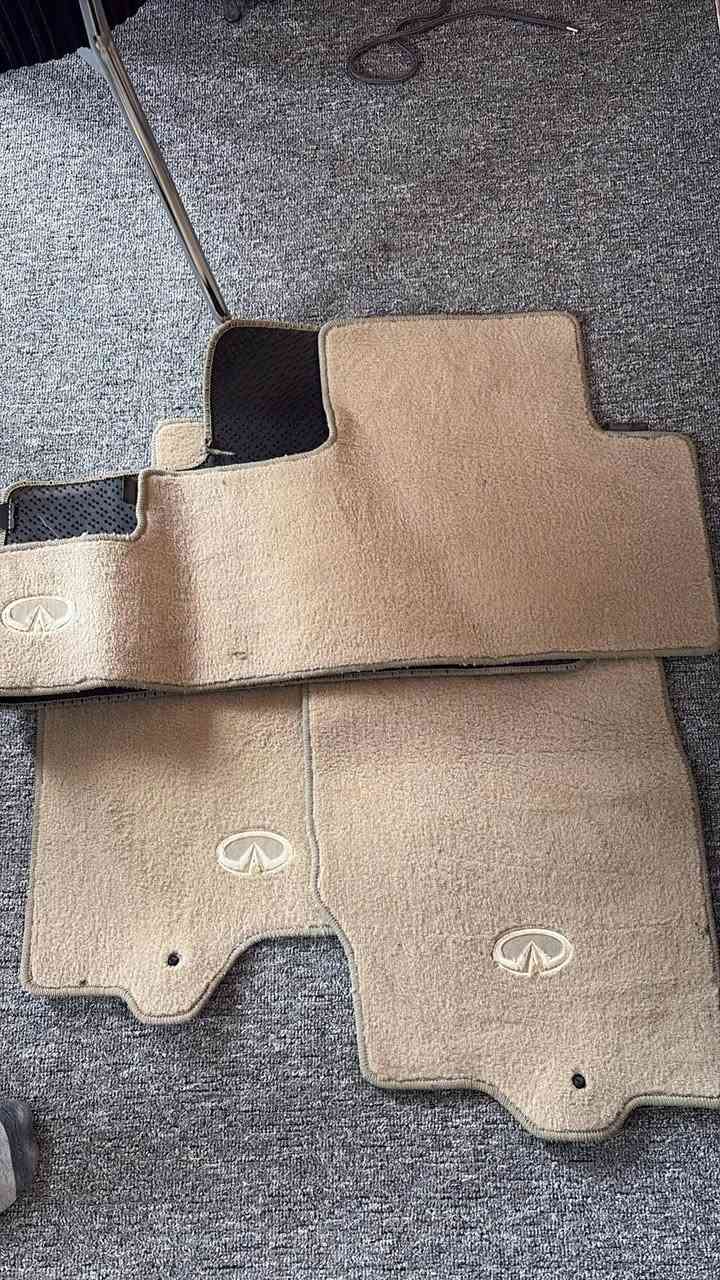 سلام عليكم للبيع كاعيات انفنتي fx37 وبردة جنطة خلفية جديدة سعر 200الف           *********** دهوك, العراق
