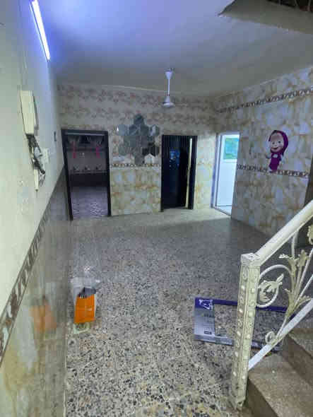 للبيع او للايجار دار مساحة 130م تجاري حي الأساتذة مقابل أسواق زمزم ***********
