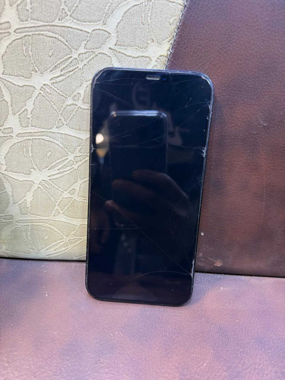 ايفون 12 pro max
بطاريه 76 ذاكره 265 
سيم كارت 2 
الجهاز مكفول من الفتح والنضافه 
السعر 500 
للاستفسار ***********
