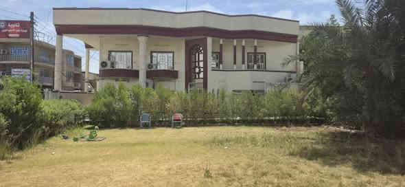 السلام عليكم.....
بيت للبيع 200 متر طابو ملك صرف باسم شخص واحد فقط..
 مع🌴 تشجير🌴 700 متر🌴
الواجها 20 متر والنزال 10 متر
بغداد البلديات منطقه الاسمنت مقابل ملعب الصناعه البيت ركن ع الشارع الخدمي
استقبال 
+ صاله كبيره
+ مطبخ 
+ 5 غرف نوم 
+ 4 حمامات…. 
للاستفسار الاتصال...
***********
