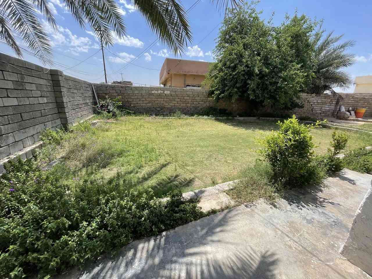 السلام عليكم ورحمة الله 
البيت للبيع 
البيت ثلاث غرف وربعه ومطبخ حار بارد 
طبعاً البيت قديم 
وسعره سعر قطعه بنص المالحه (40) مليون
***********
***********
