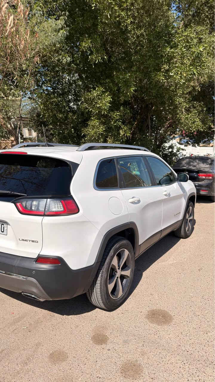 السلام عليكم
للبيع جيب شيروكي ليمتد موديل 2019 لون ابيض فور ويل
وارد امريكي حادثها بنيد مبدل ومصبوغ وصور الحادث بالمنشور ووياهن سونار، وبيها مكانين بارد واحد بالجاملغ الخلفي والثاني بين الباب والجاملغ الامامي.
السيارة لمتد فول مواصفات/ بانوراما ، كشنات جلد كهرباء + تدفئة بالكشن والستيرن، تشغيل عن بعد ،باب صندوق كهربائي ، شاشة كبيرة وشاشة عدادات كبيرة والداخل اسود لامع، كامرة خلفية وحساسات خلفيه مع التوقف الذاتي عند الرجوع، حساسات نقط عمياء ، لايتات عدسه ابيض بلادي.
السيارة ماشية ١٢٣ الف كيلو متر.
محرك السيارة 2000 تيربو (محرك مفتوح) وكير ٩ نمر
تبريد السيارة بارد وتخم التاير كوري نظيف والسيارة جاهزة ونظيفه وما بيهه نقص برغي.
السيارة رقم بصرة الجديد باسمي وسنويه نافذه لغاية ٢٠٣٠
تحويل مباشر والعنوان في البصرة.
السعر ١٤٨ ورقة وبيهه مجال ، كل تفاصيل السيارة مذكورة بالمنشور الشراي يتصل ويدلل ،
رقم الهاتف / *********** البصرة, العراق
