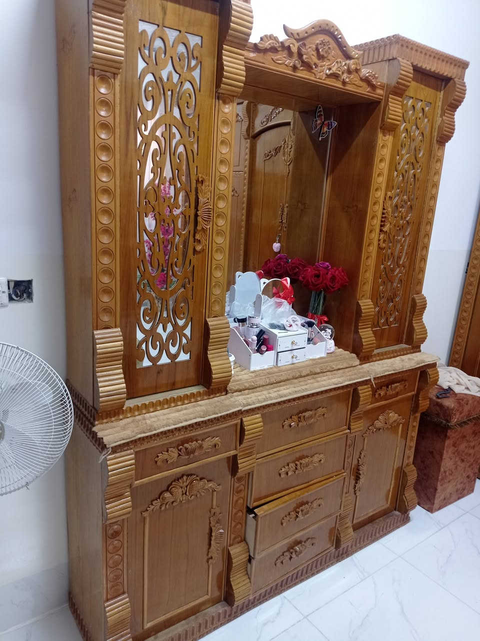 السلام عليكم
غرفة نوم للبيع خشب صاج ثقيل مثل ما موضح بالصور مستعمل ٨ اشهر السعر مليون و ٢٠٠ وبي مجال العنوان الموصل حي سومر 
للتواصل :
***********
***********
