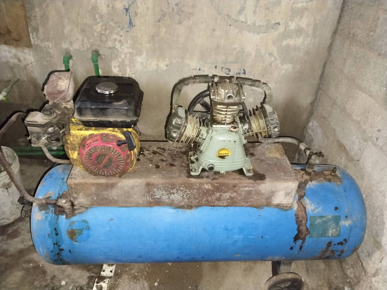 بطل كمبريسر كهرباء ٥٠٠لتر بطل بانزين سعه ٣٠٠ ماطور غسل للبيع المكان الشرقيه شغالات ***********
