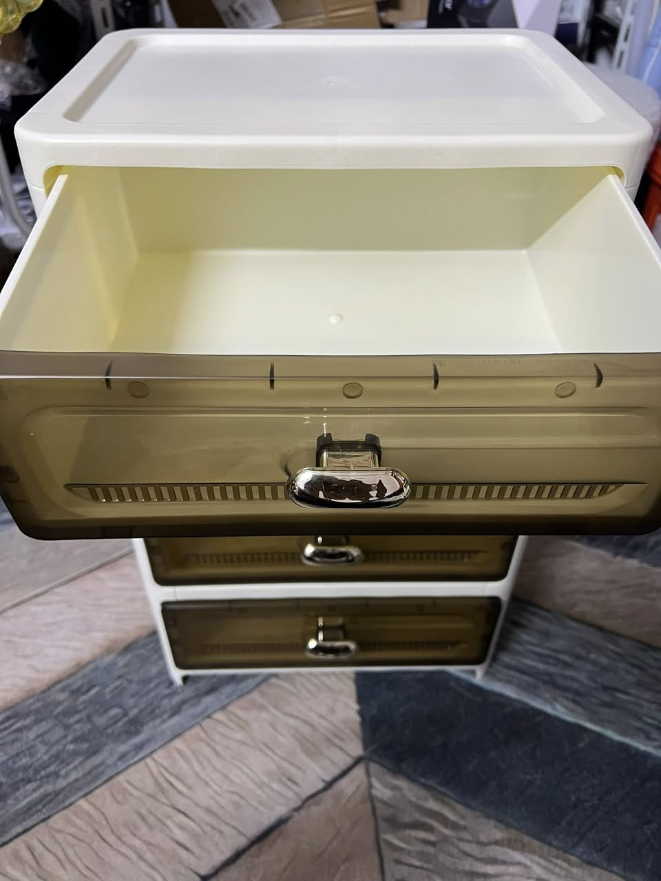 السلام عليكم
لوكرات عدد 2 واحد بيبان واحد جرارات جدد غير مستخدمات
بيهن اضرار بسيط او ممأثر ولا مبين
قيم واخذ باليرضي الله
متوفر توصيل كل المحافظات


**إذا كنت صاحب هذا الإعلان وتريد حذفه لأي سبب، رجاءا أرسل رسالة إلى الدعم الفني**